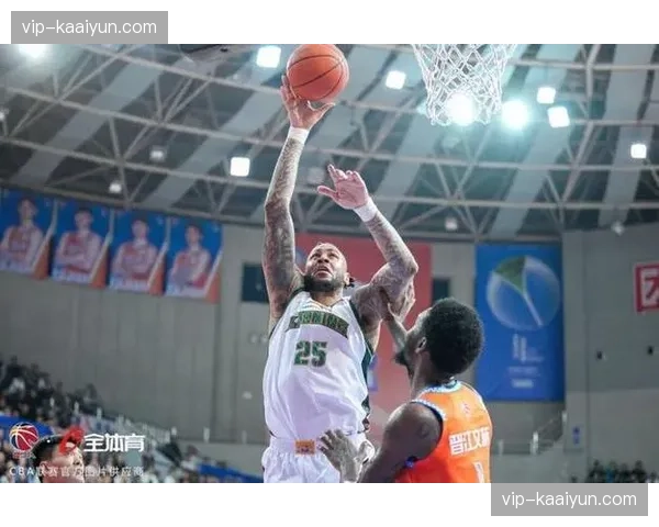 辽宁本钢莫兰德17分12篮板4助攻，内线支柱作用明显